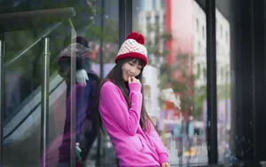 粉色户外美女写真桌面壁纸_4