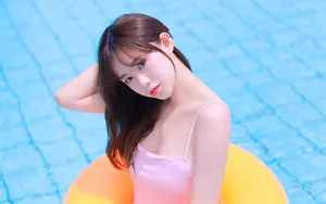粉色甜美美女泳池写真图片壁纸