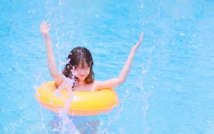 粉色甜美美女泳池写真图片壁纸_3