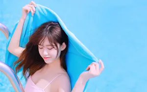 粉色甜美美女泳池写真图片壁纸_4