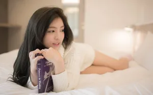 床上美女写真图片壁纸