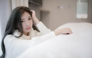 床上美女写真图片壁纸_2