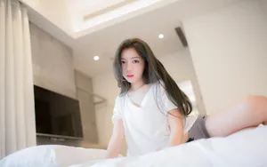 床上美女写真图片壁纸_6