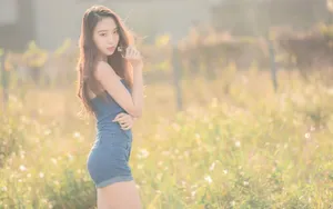 甜美美女野外写真壁纸_2