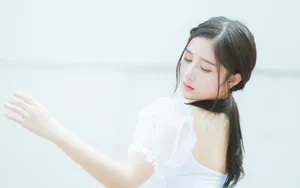 高清白衣女子图片壁纸_7