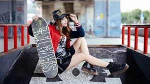 街头美女滑板图片壁纸_1