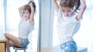 青春阳光靓丽美女桌面壁纸_9