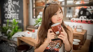 复古黄色美女图片_2