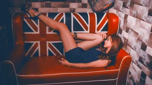 复古黄色美女图片_16