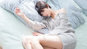 短发美女居家图片壁纸