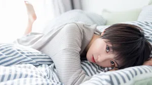 短发美女居家图片壁纸_2