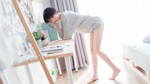 短发美女居家图片壁纸_3