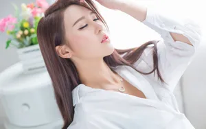 气质居家美女写真桌面壁纸_2