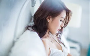 气质居家美女写真桌面壁纸_12