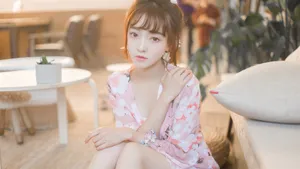 小鸟依人美女居家图片