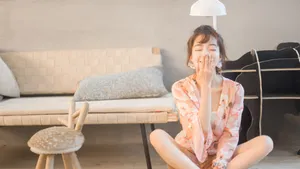 小鸟依人美女居家图片_3