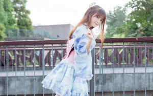 清纯萝莉美女户外写真图片_8