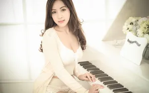 迷人黄色调美女图片_2