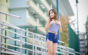热裤甜美美女桌面壁纸_11