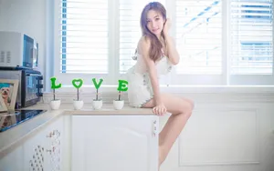 厨房迷人美少妇图片壁纸_3