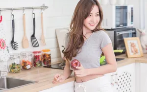 厨房迷人美少妇图片壁纸_5