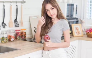 厨房迷人美少妇图片壁纸_7
