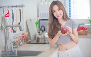 厨房迷人美少妇图片壁纸_8