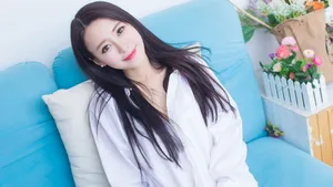 王曼妮衬衣美女图片壁纸_4