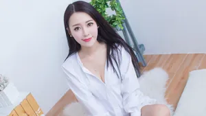 王曼妮衬衣美女图片壁纸_6
