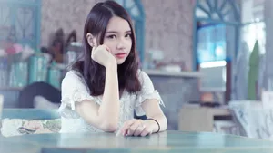 甜美文静美女图片壁纸