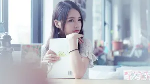 甜美文静美女图片壁纸_2