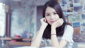 甜美文静美女图片壁纸_4