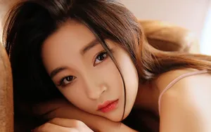 暖色女生写真桌面壁纸