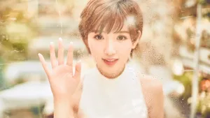 黄色调美女毛晓彤图片