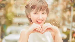 黄色调美女毛晓彤图片_2