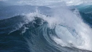 海洋巨浪浪花图片