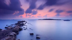 傍晚蓝色湖泊风景图片壁纸_2