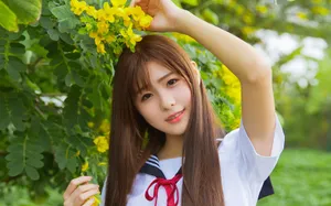 黄色花海制服美女图片壁纸_2