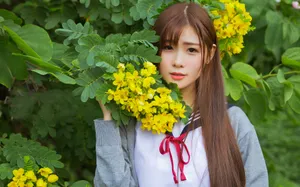 黄色花海制服美女图片壁纸_3