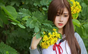 黄色花海制服美女图片壁纸_4