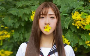 黄色花海制服美女图片壁纸_5