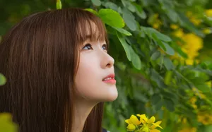 黄色花海制服美女图片壁纸_6