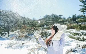 冬季雪地清新美女图片壁纸_2