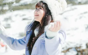 冬季雪地清新美女图片壁纸_4