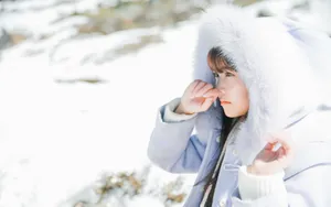 冬季雪地清新美女图片壁纸_5