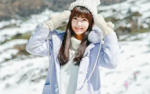 冬季雪地清新美女图片壁纸_7