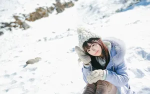 冬季雪地清新美女图片壁纸_8