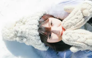 冬季雪地清新美女图片壁纸_9