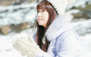 冬季雪地清新美女图片壁纸_10