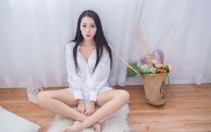 居家衬衣美女图片壁纸_2
